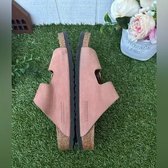 Birkenstock
Arizona Big Buckle-Nubuck Leather
$170 37 US 6-6.5 
Old Rose Nubuck - Picture 11 of 16